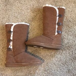 Worn once adorable bear paw boots!